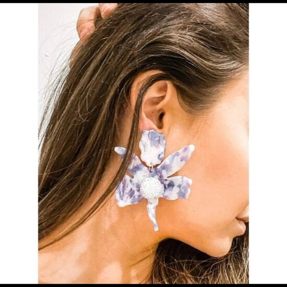 Make a statement with these earrings - Picture 4 of 5